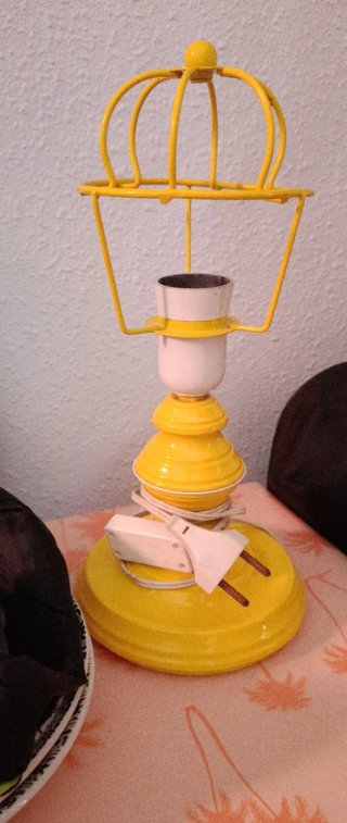 Lámpara de Mesa Amarilla Estilo Industrial