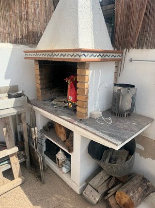 Barbacoa de obra con chimenea