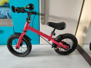 Bicicleta sin pedales roja