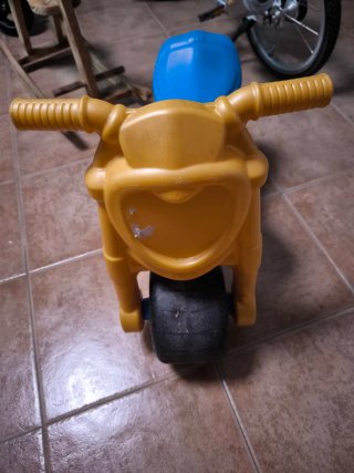 Moto correpasillos amarilla y azul