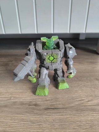 Robot de juguete gris y verde