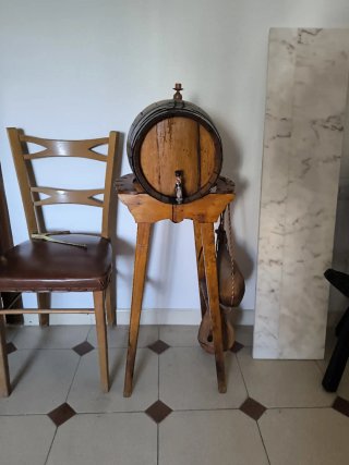 Barrellone per liquori in legno con supporto