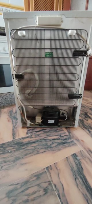 Congelador vertical bajo encimera
