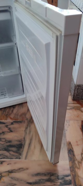 Congelador vertical bajo encimera