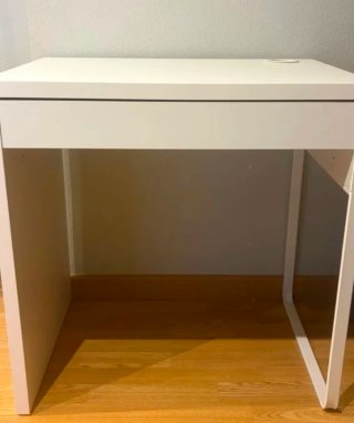 Mesita y escritorio IKEA