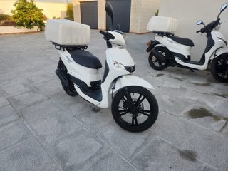 3 Scooters Peugeot Tweet Blancas
