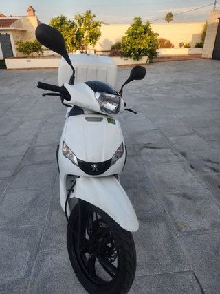 3 Scooters Peugeot Tweet Blancas