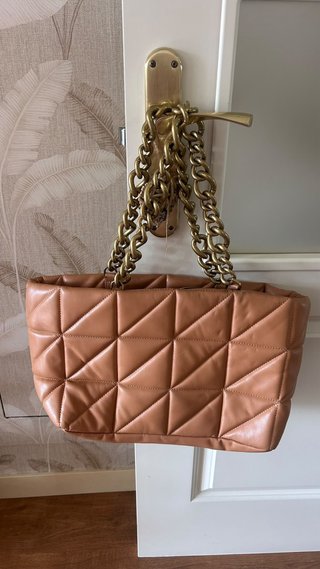 Bolso acolchado marrón con cadena dorada