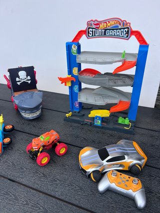 Hot Wheels Stunt Garage y más juguetes