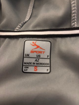Chaqueta de marca gris com detalles en negro