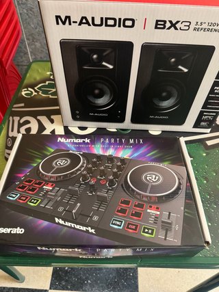 Controladora DJ Numark y Monitores M-Audio