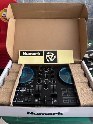 Controladora DJ Numark y Monitores M-Audio