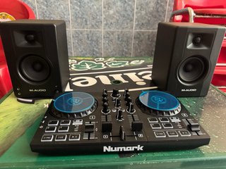 Controladora DJ Numark y Monitores M-Audio