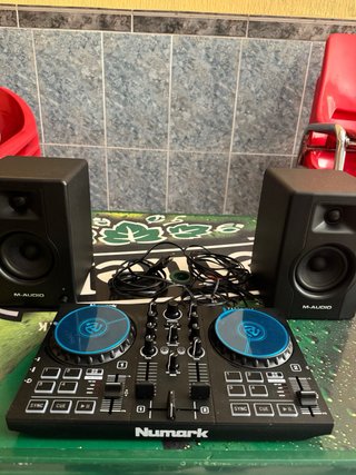 Controladora DJ Numark y Monitores M-Audio
