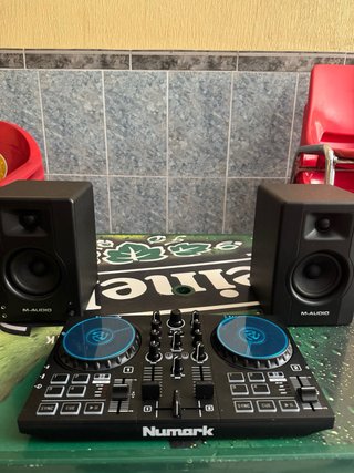 Controladora DJ Numark y Monitores M-Audio