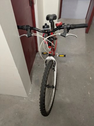 Bicicleta roja y negra