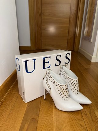 Tacones Guess Blancos y Dorados