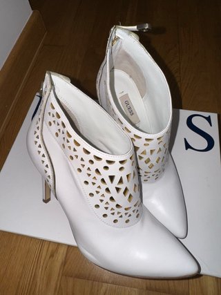 Tacones Guess Blancos y Dorados