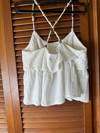 Camiseta blanca con tirantes de cuentas