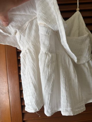 Camiseta blanca con tirantes de cuentas
