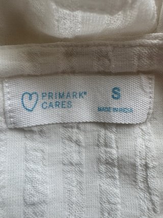 Camiseta blanca con tirantes de cuentas