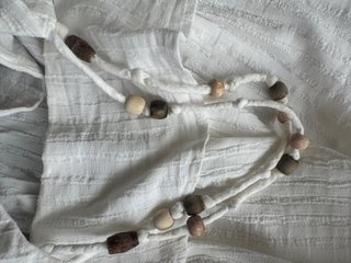Camiseta blanca con tirantes de cuentas