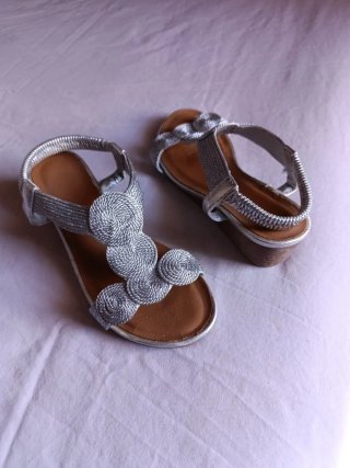 Sandalias Plateadas con Detalle Circular