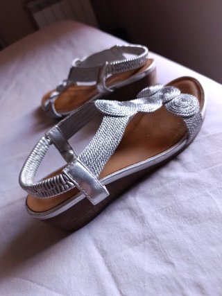 Sandalias Plateadas con Detalle Circular