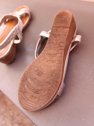 Sandalias Plateadas con Detalle Circular