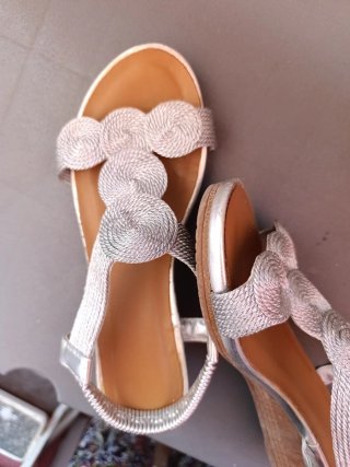 Sandalias Plateadas con Detalle Circular