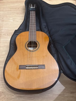 Guitarra Admira con 1 cuerda rota.