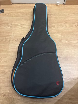 Guitarra Admira con 1 cuerda rota.