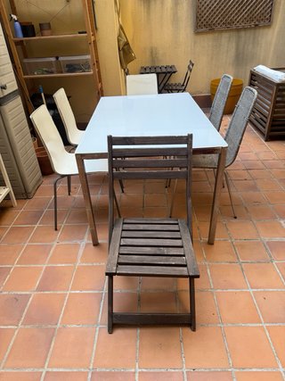 Mesa y sillas de jardín