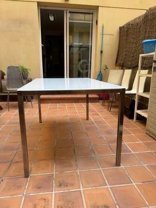 Mesa y sillas de jardín