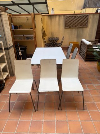 Mesa y sillas de jardín