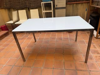 Mesa y sillas de jardín