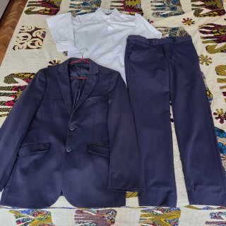 Traje azul y camisa blanca. Similar Zara