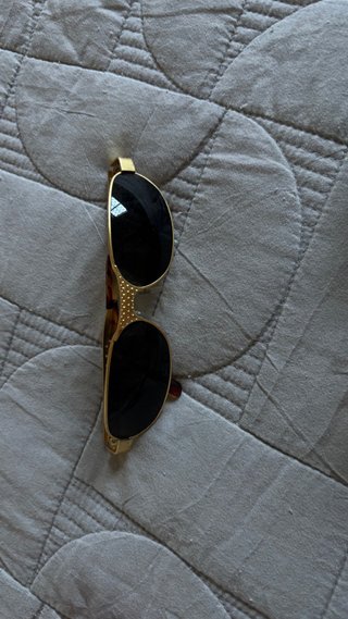 Gafas de sol doradas y negras