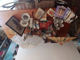 Lote de artículos decorativos y libros