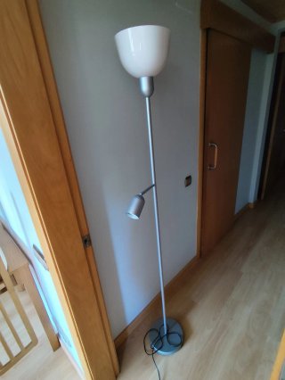 Lámpara de pie IKEA HEKTOGRAM gris y blanca