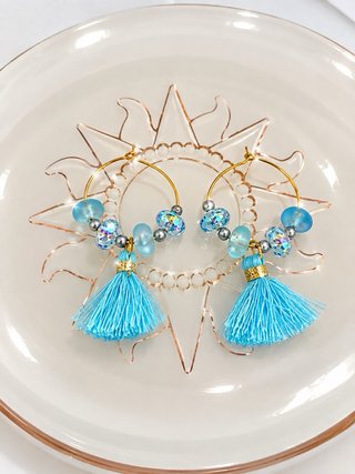 Pendientes aro dorado y azul con borla