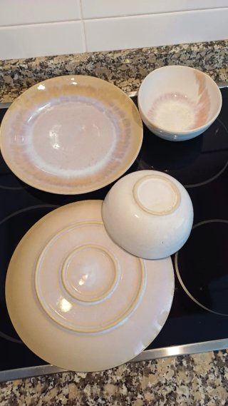 Set de 2 Platos y 2 Tazas de Cerámica