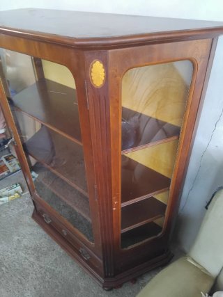 Vitrina de Madera Clásica