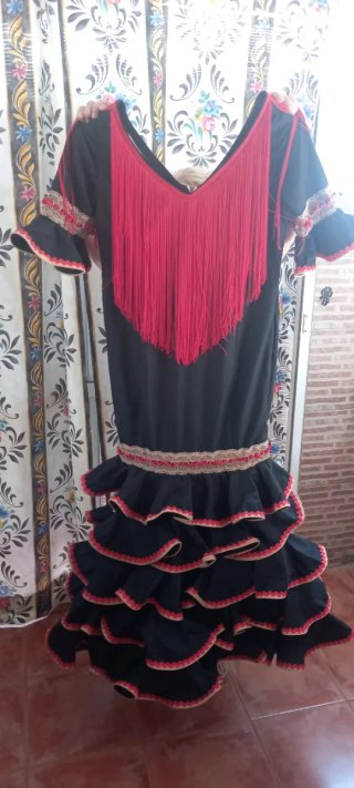 Traje de flamenca negro y rojo
