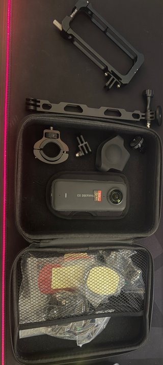 Cámara Insta360 X3 con accesorios