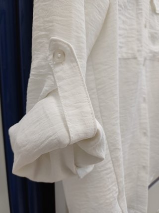 Blusa blanca con bolsillos y manga enrollable