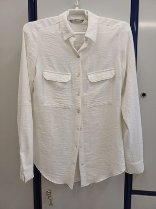 Blusa blanca con bolsillos y manga enrollable