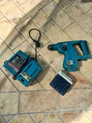 Taladro Percutor Makita con Cargador