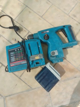 Taladro Percutor Makita con Cargador