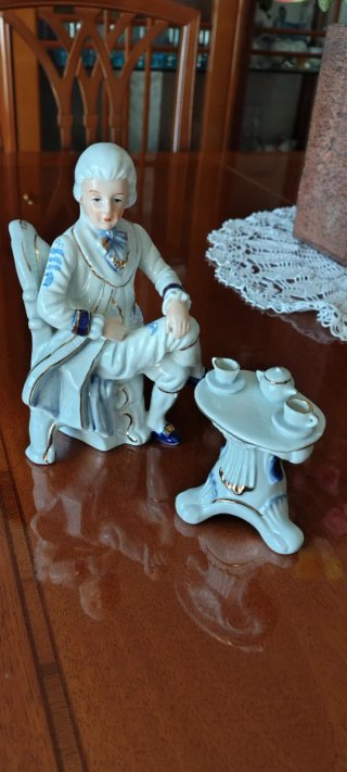 Statuetta e tavolino vintage